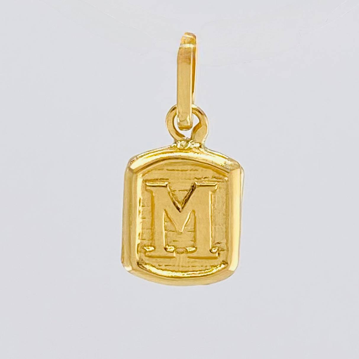 Dije Letra M 0.3g / 1/2 in Oro Amarillo 18K