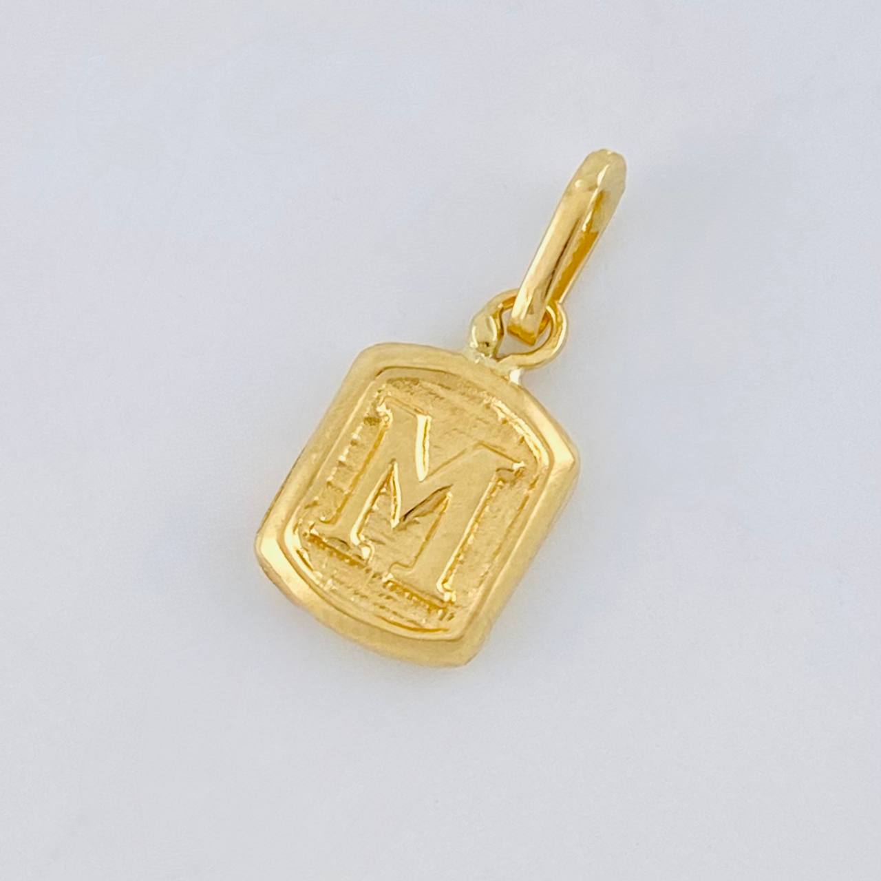 Dije Letra M 0.3g / 1/2 in Oro Amarillo 18K