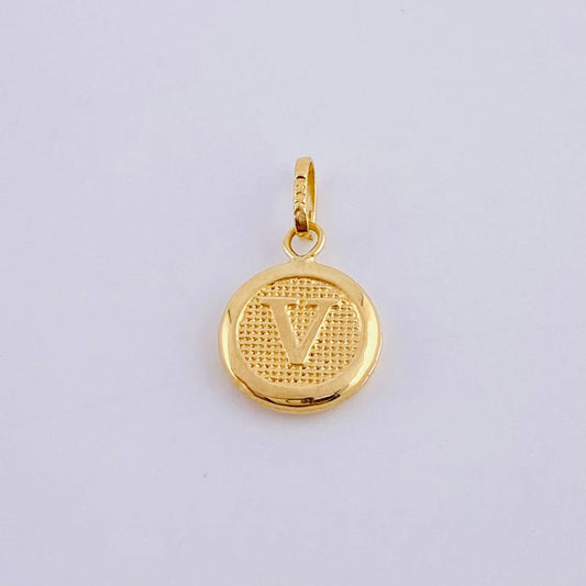 Dije Letra V 0.4 g / 3/4 in Oro Amarillo 18K