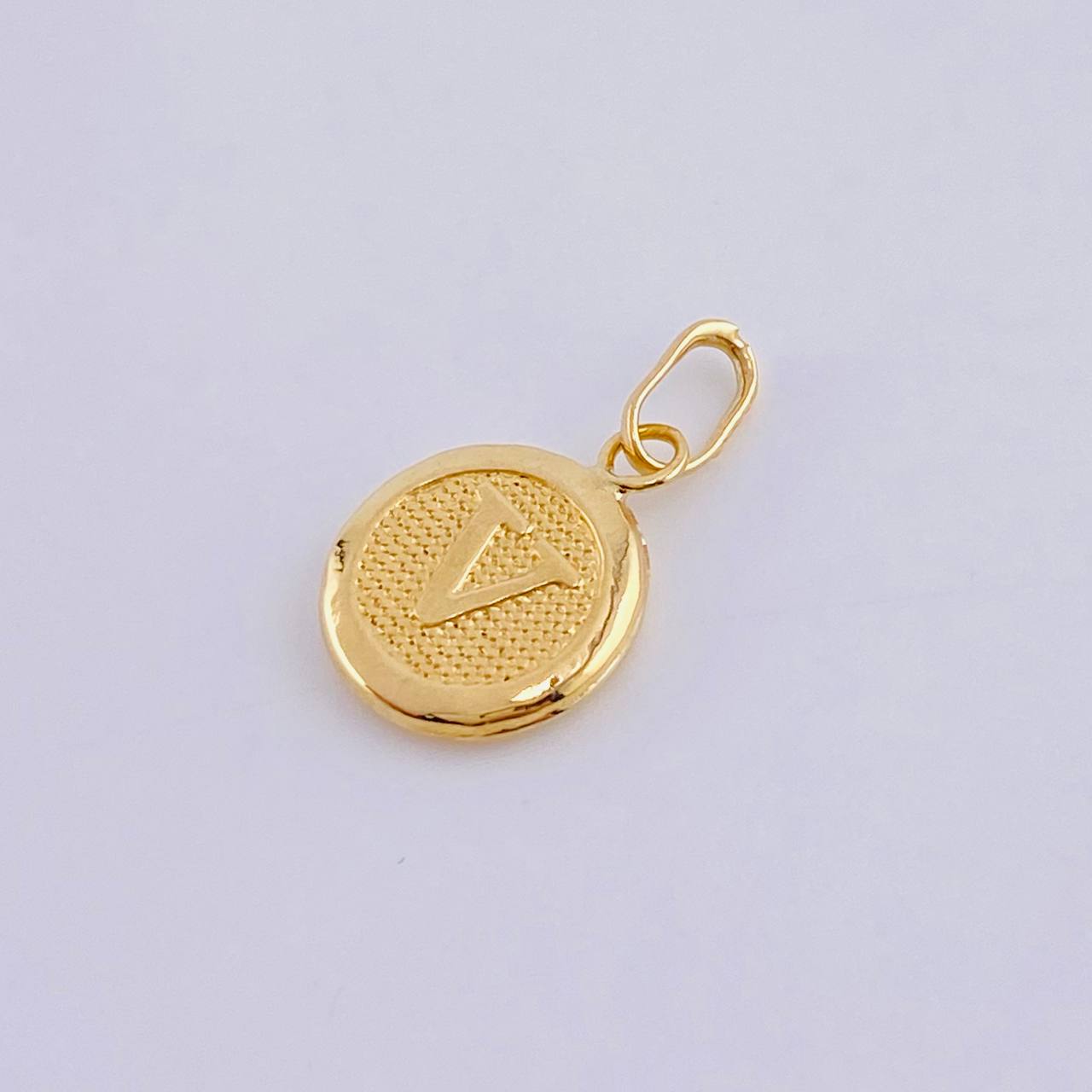 Dije Letra V 0.45 g / 3/4 in 18K