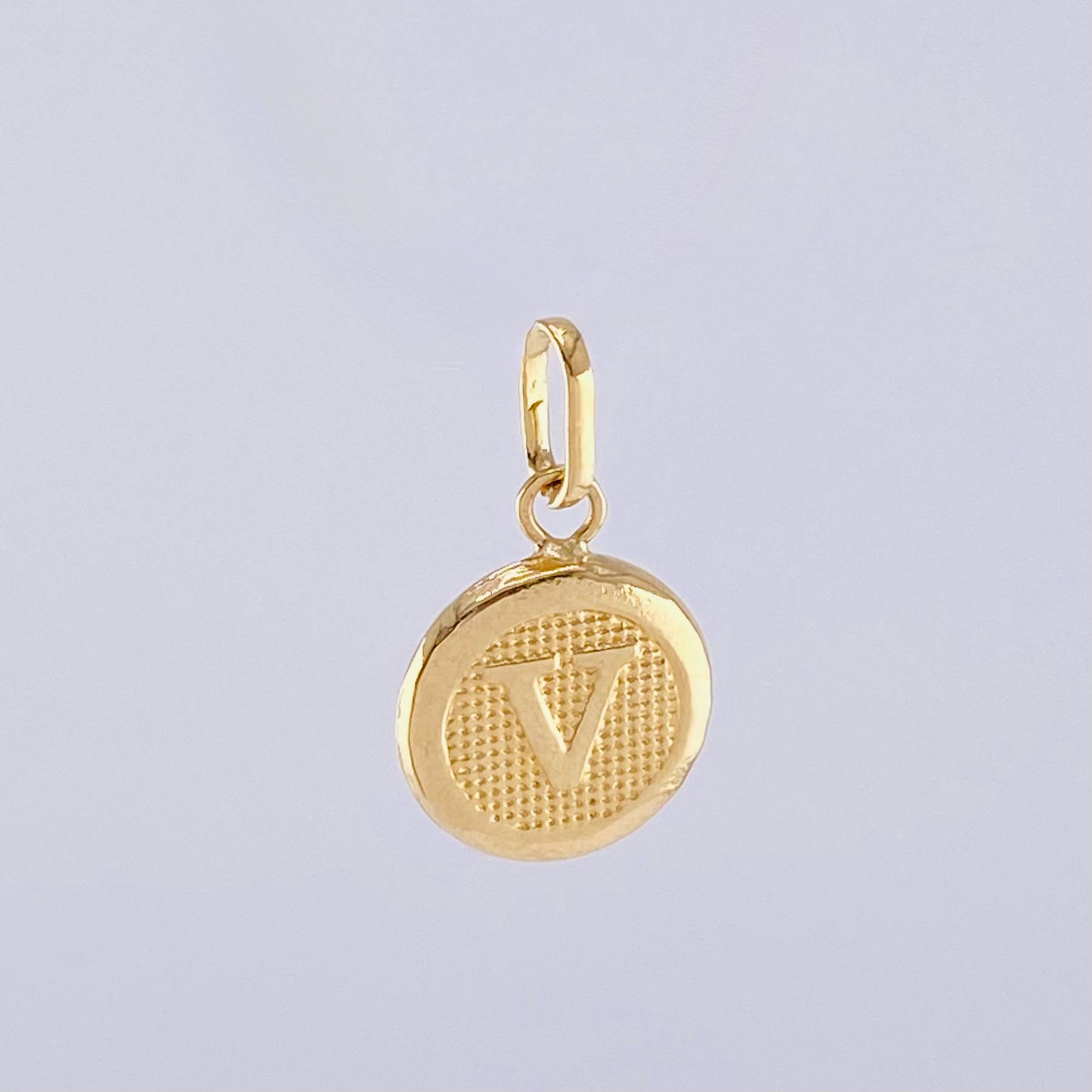 Dije Letra V 0.4 g / 3/4 in Oro Amarillo 18K
