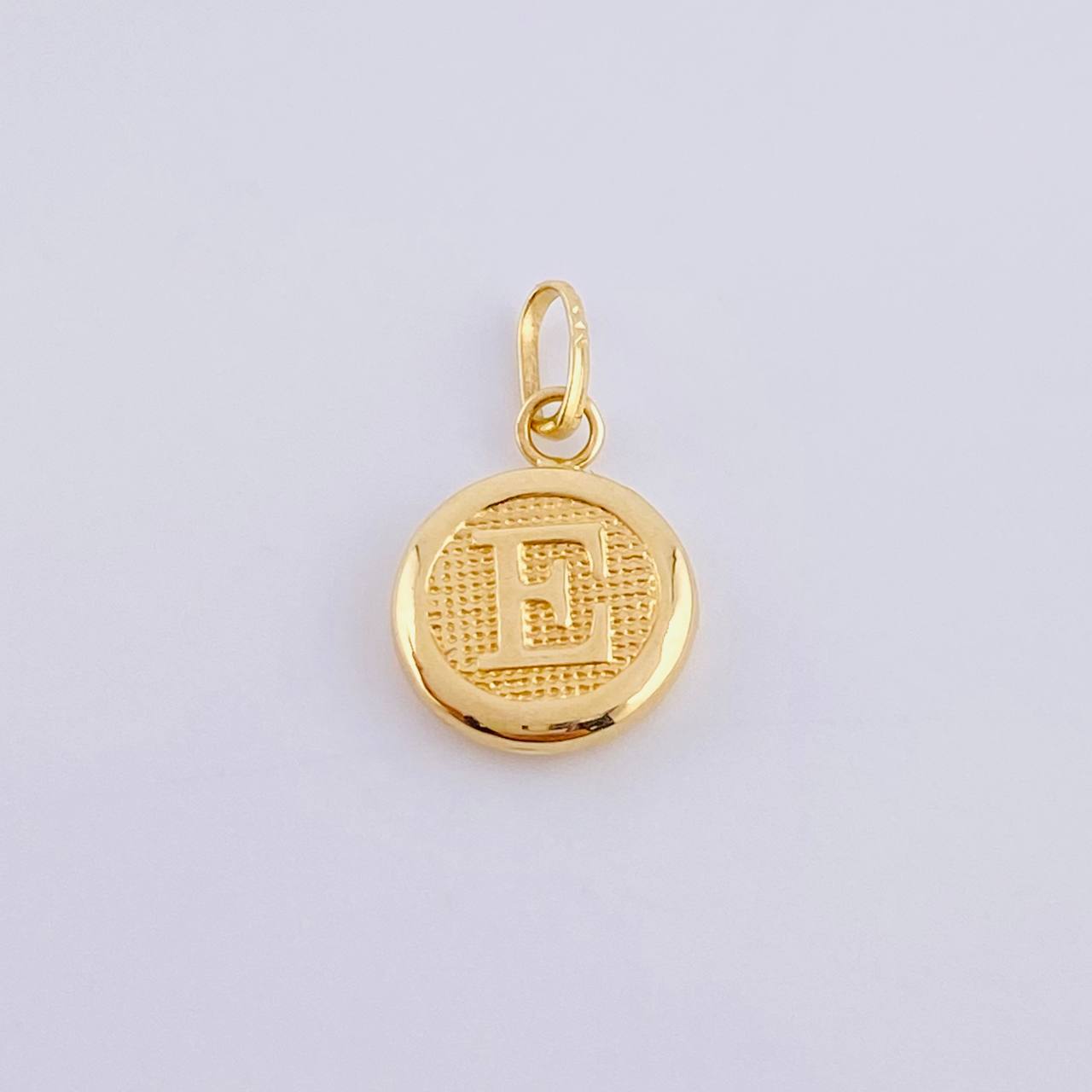 Dije Letra E 0.4 g / 3/4 in 18K