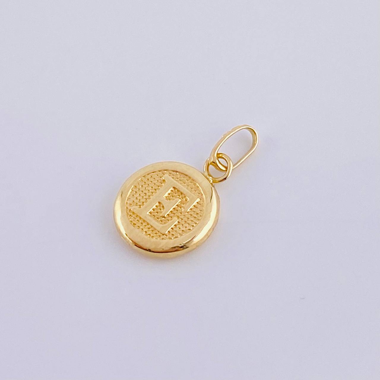 Dije Letra E 0.4 g / 3/4 in 18K