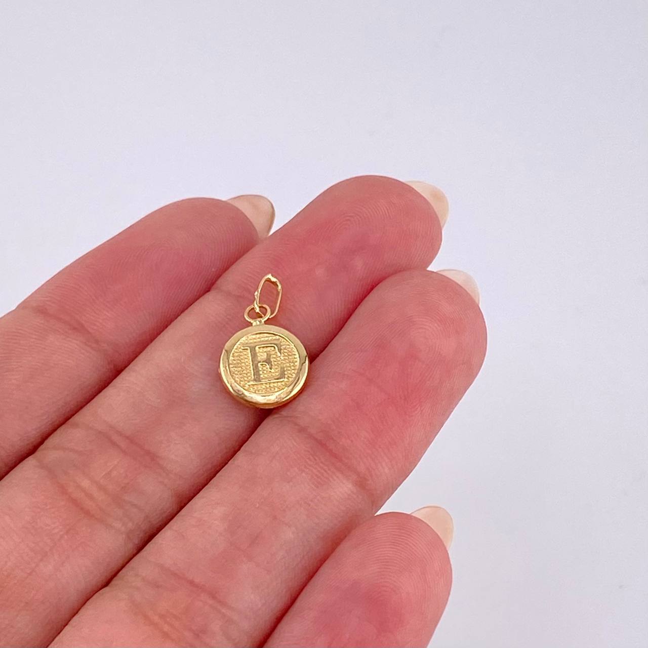 Dije Letra E 0.4 g / 3/4 in 18K