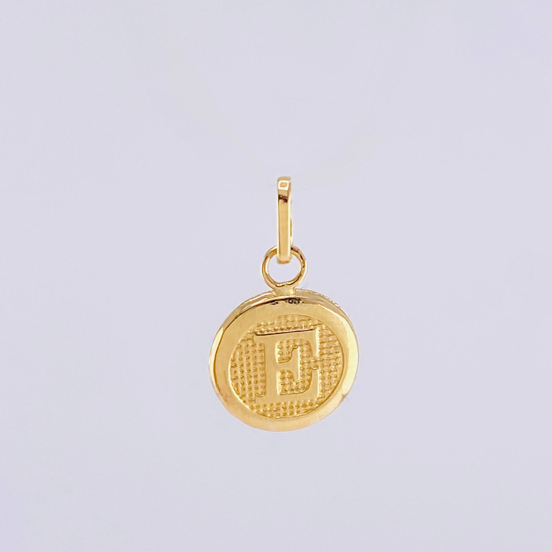 Dije Letra E 0.4 g / 3/4 in 18K