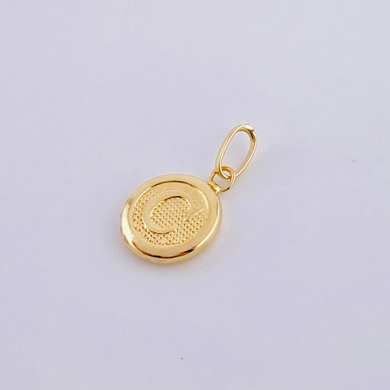 Dije Letra C 0.4 g / 3/4 in Oro Amarillo 18K