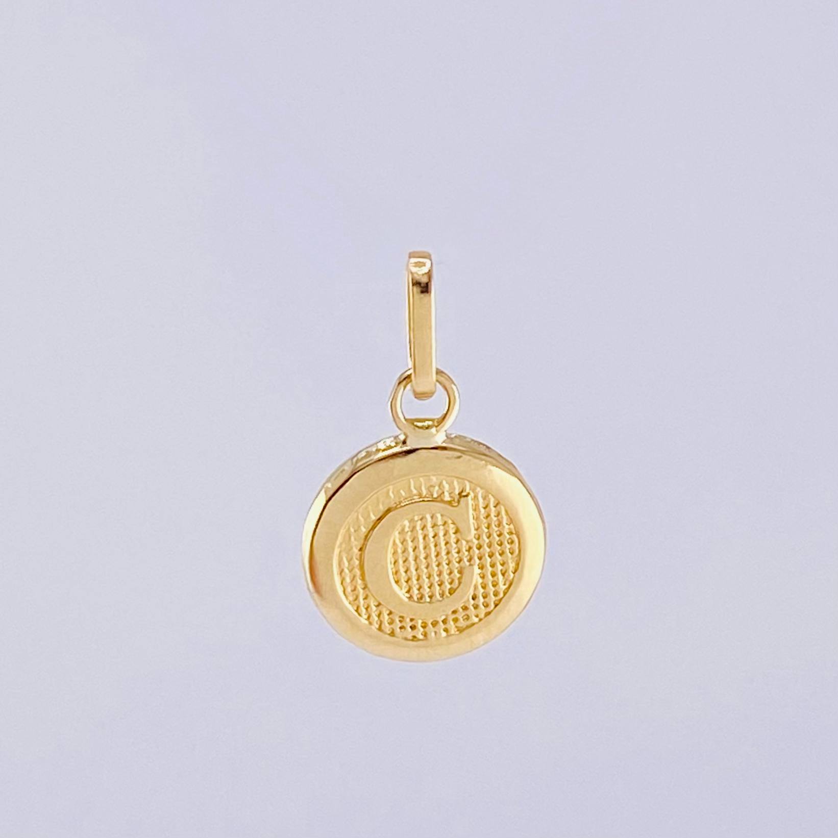 Dije Letra C 0.4 g / 3/4 in Oro Amarillo 18K