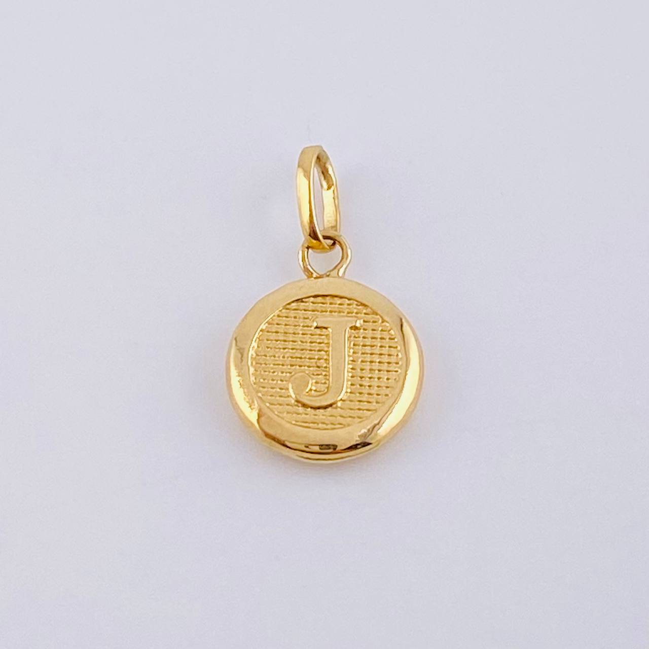 Dije Letra J 0.45 g / 3/4 in 18K