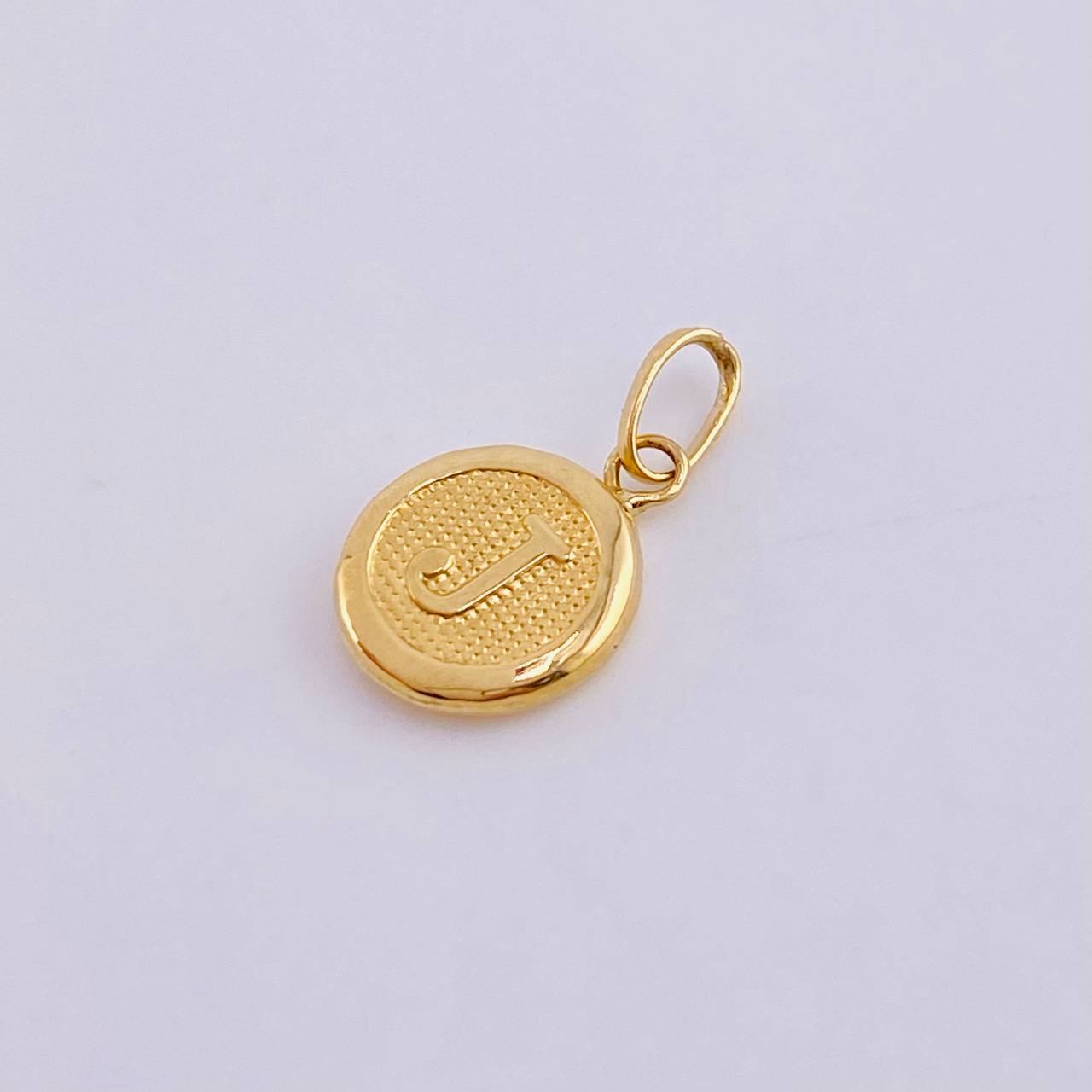 Dije Letra J 0.45 g / 3/4 in 18K