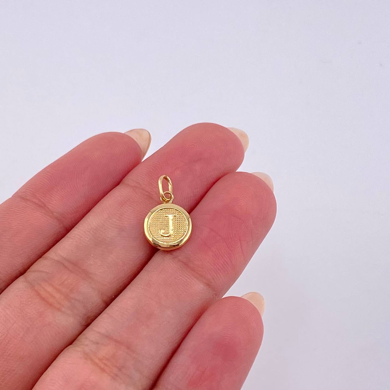 Dije Letra J 0.45 g / 3/4 in 18K