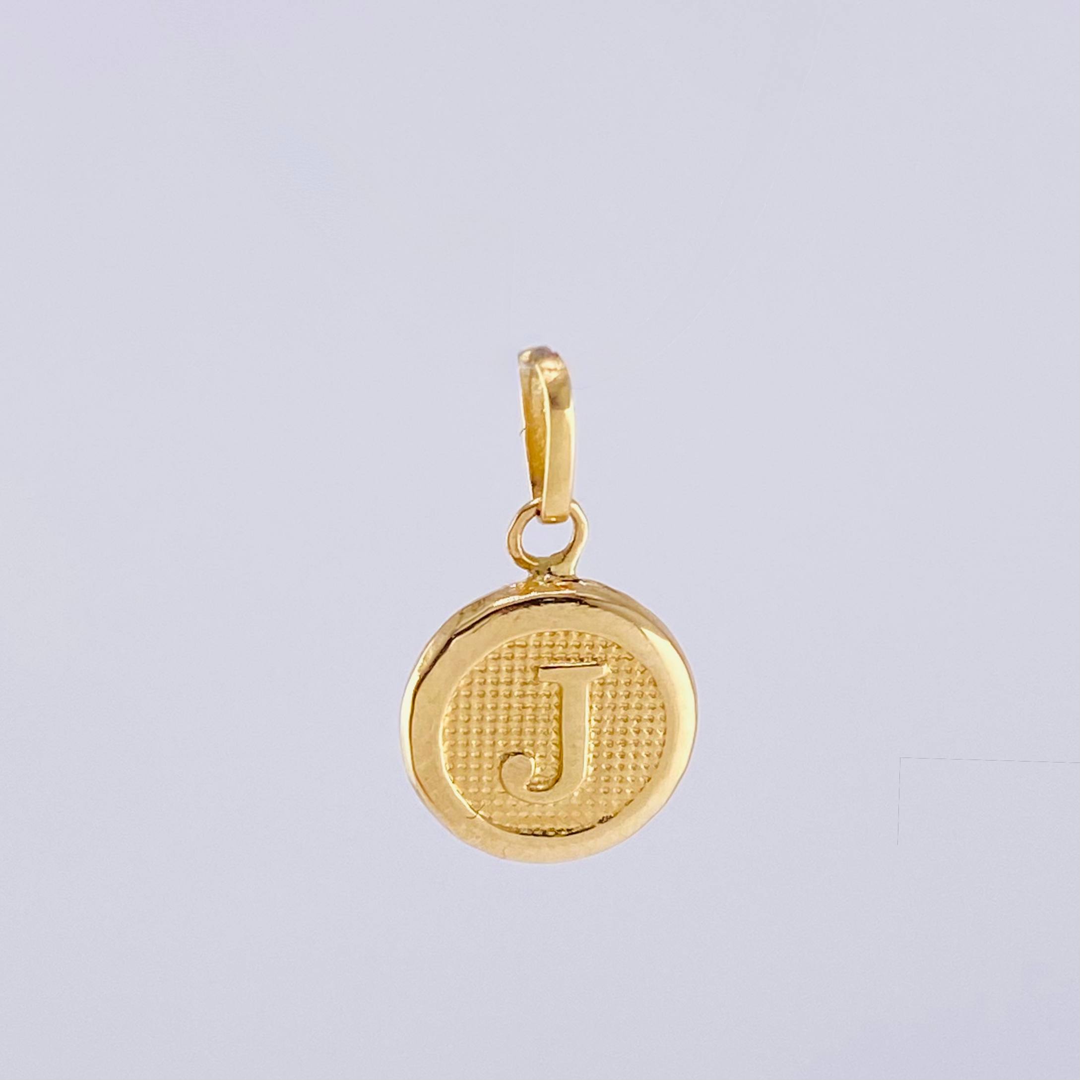 Dije Letra J 0.45 g / 3/4 in 18K