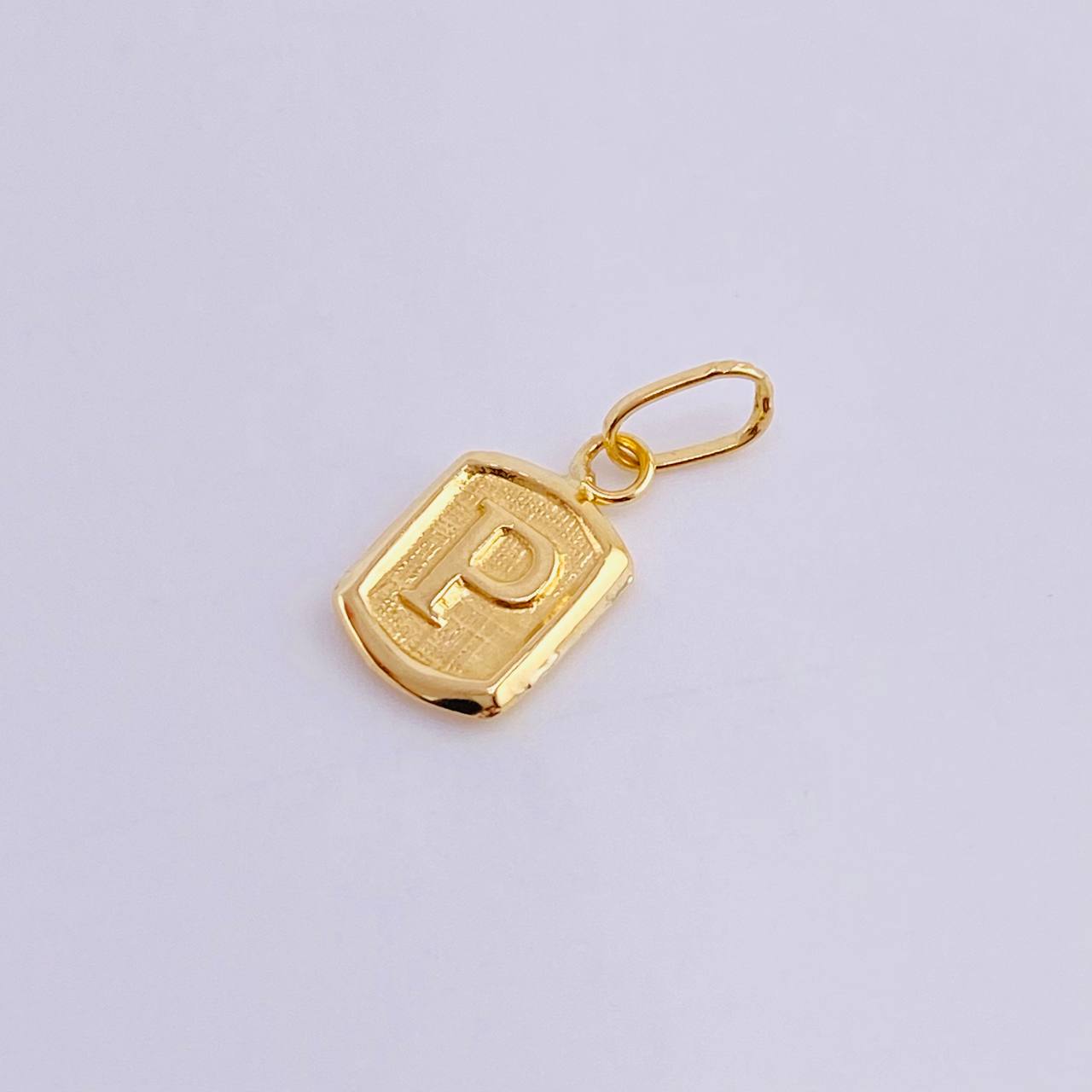 Dije Letra P 0.4 g / 1/2 in Oro Amarillo 18K