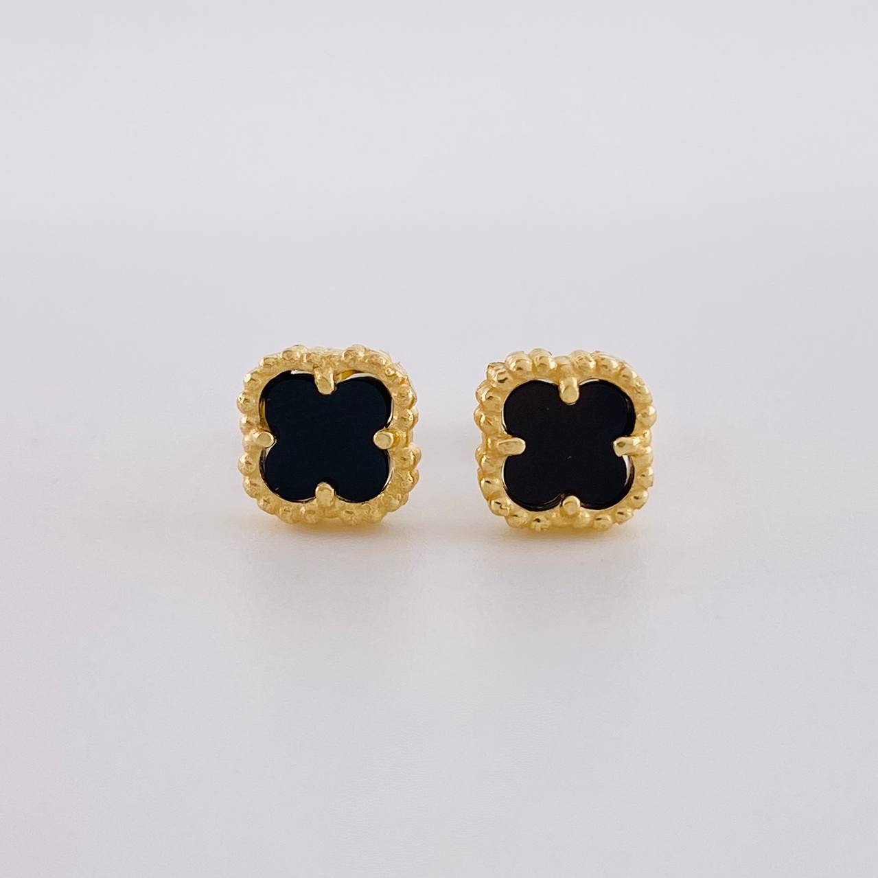 Topos Trébol Ónix 2.05g / in / 7.3mm Oro Amarillo 18K