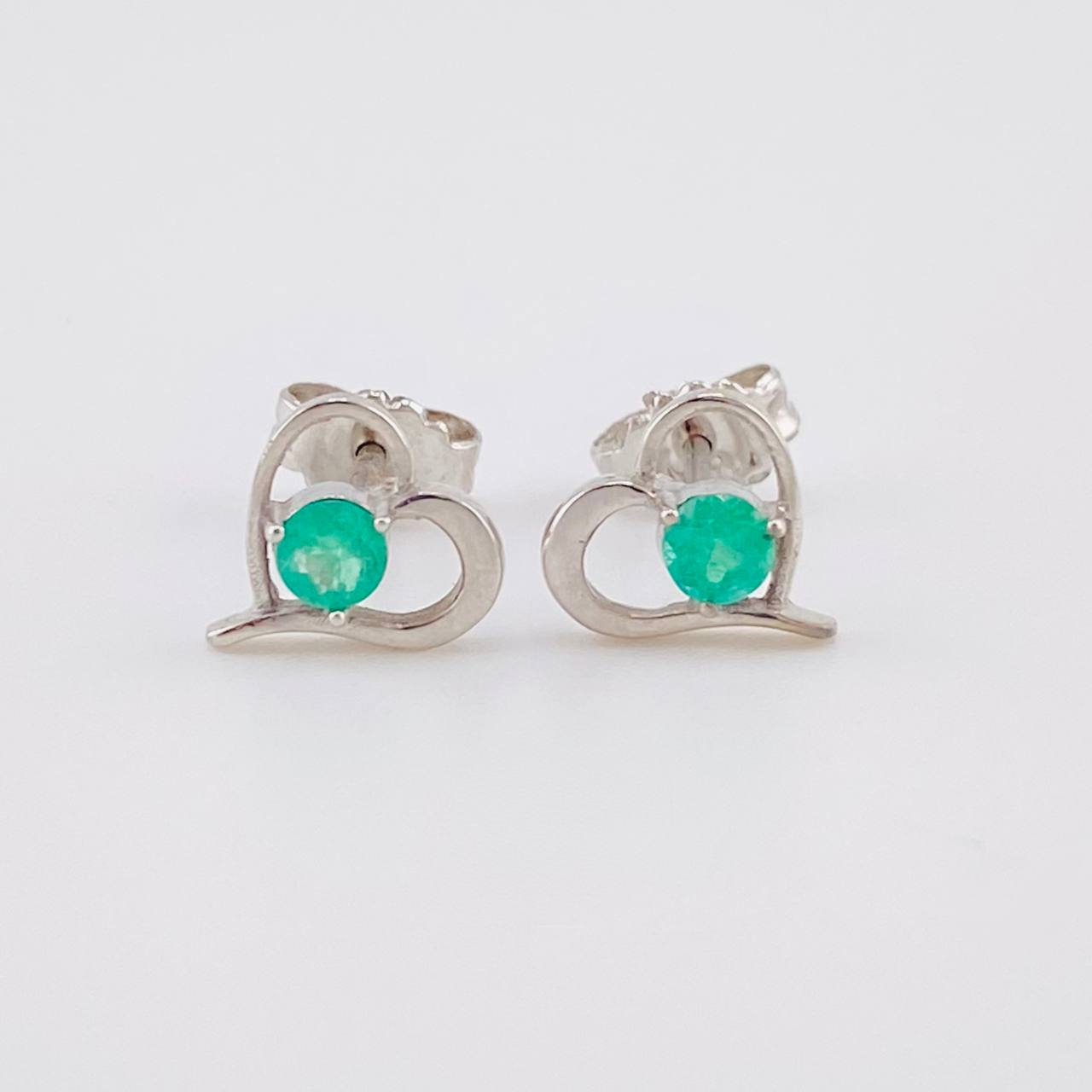 Topos Corazón Silueta 1.3gr / 8mm Esmeraldas 24pts Broche Mariposa Oro Blanco 18K (Joya) ©