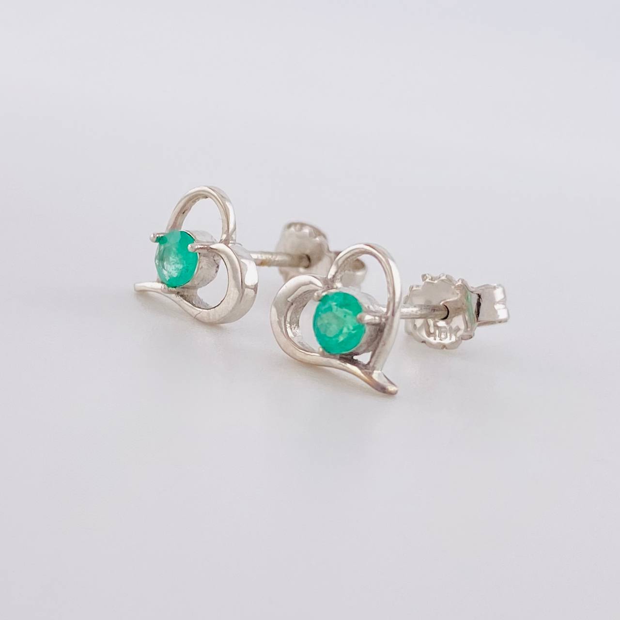 Topos Corazón Silueta 1.3gr / 8mm Esmeraldas 24pts Broche Mariposa Oro Blanco 18K (Joya) ©
