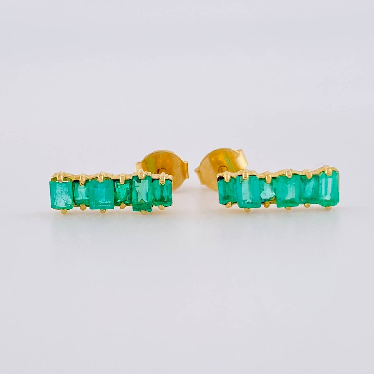 Stud Earrings Square Line Emeralds 2 Qts 1.9gr / 1/2 in / 18K Yellow Gold ©