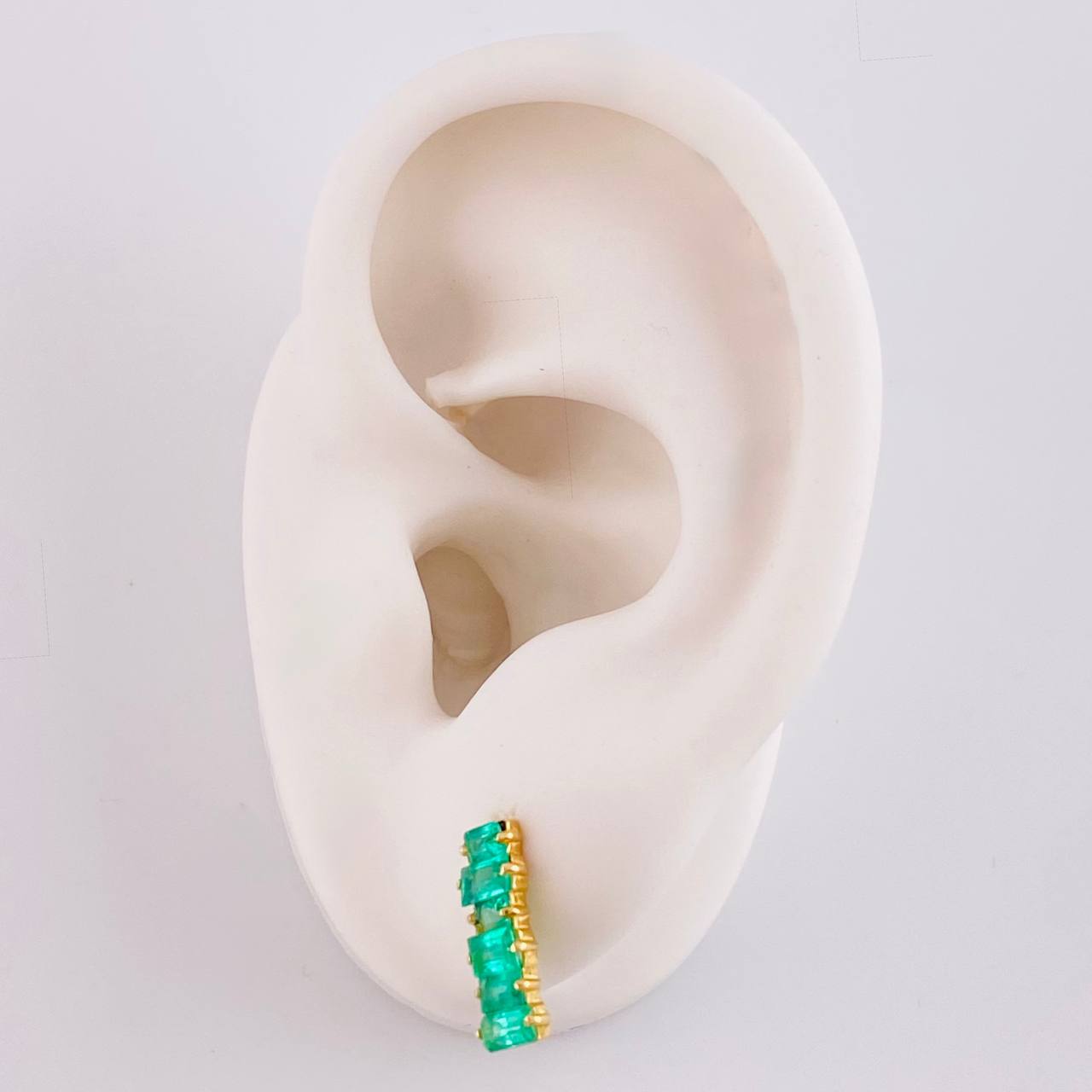 Stud Earrings Square Line Emeralds 2 Qts 1.9gr / 1/2 in / 18K Yellow Gold ©