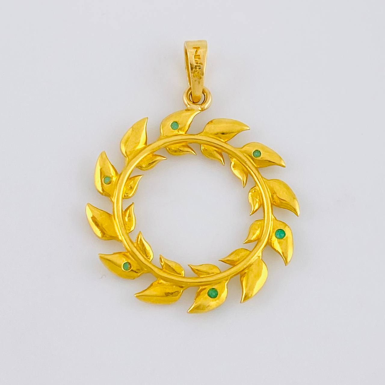 Dije Hojas en Espiral 2.9gr / 3cm / Esmeraldas 18pts Oro Amarillo 18K (Joya) ©