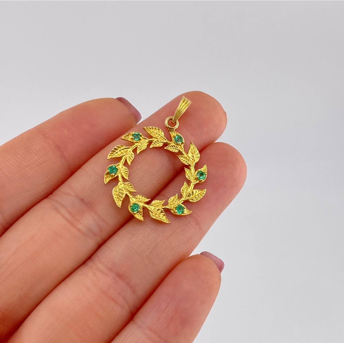 Dije Hojas en Espiral 2.9gr / 3cm / Esmeraldas 18pts Oro Amarillo 18K (Joya) ©