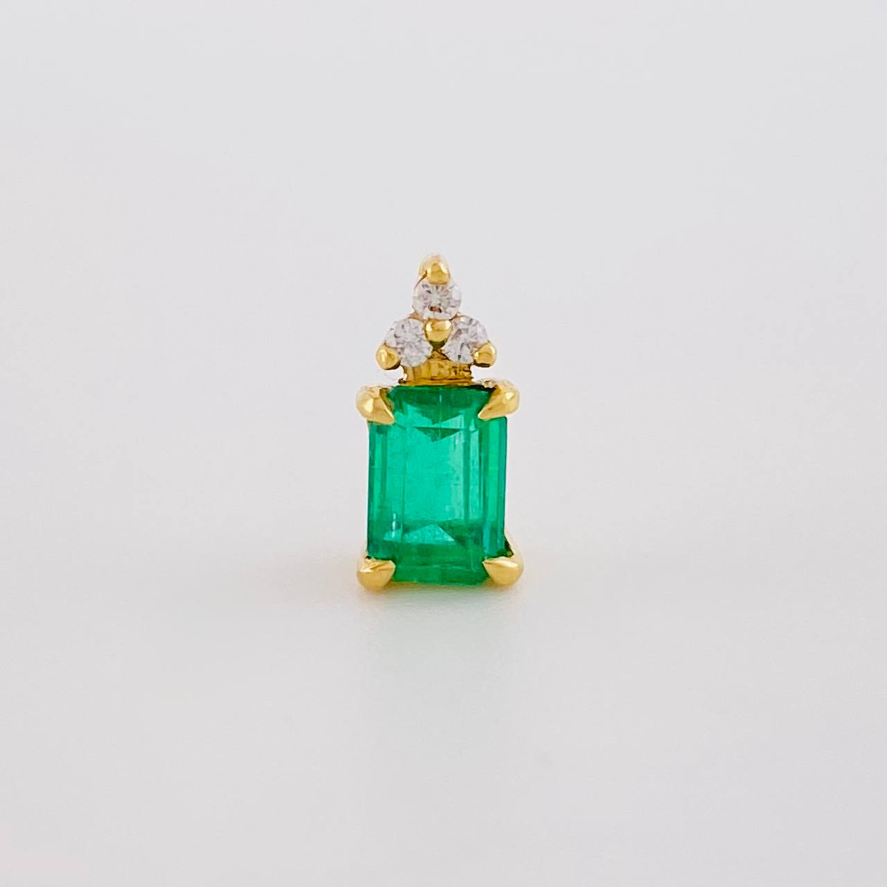 Dije Tri Cuadro 0.65gr / 1cm / Esmeraldas 0.60pts - Diamantes Blancos 0.01pts Oro Amarillo 18K (Joya) ©