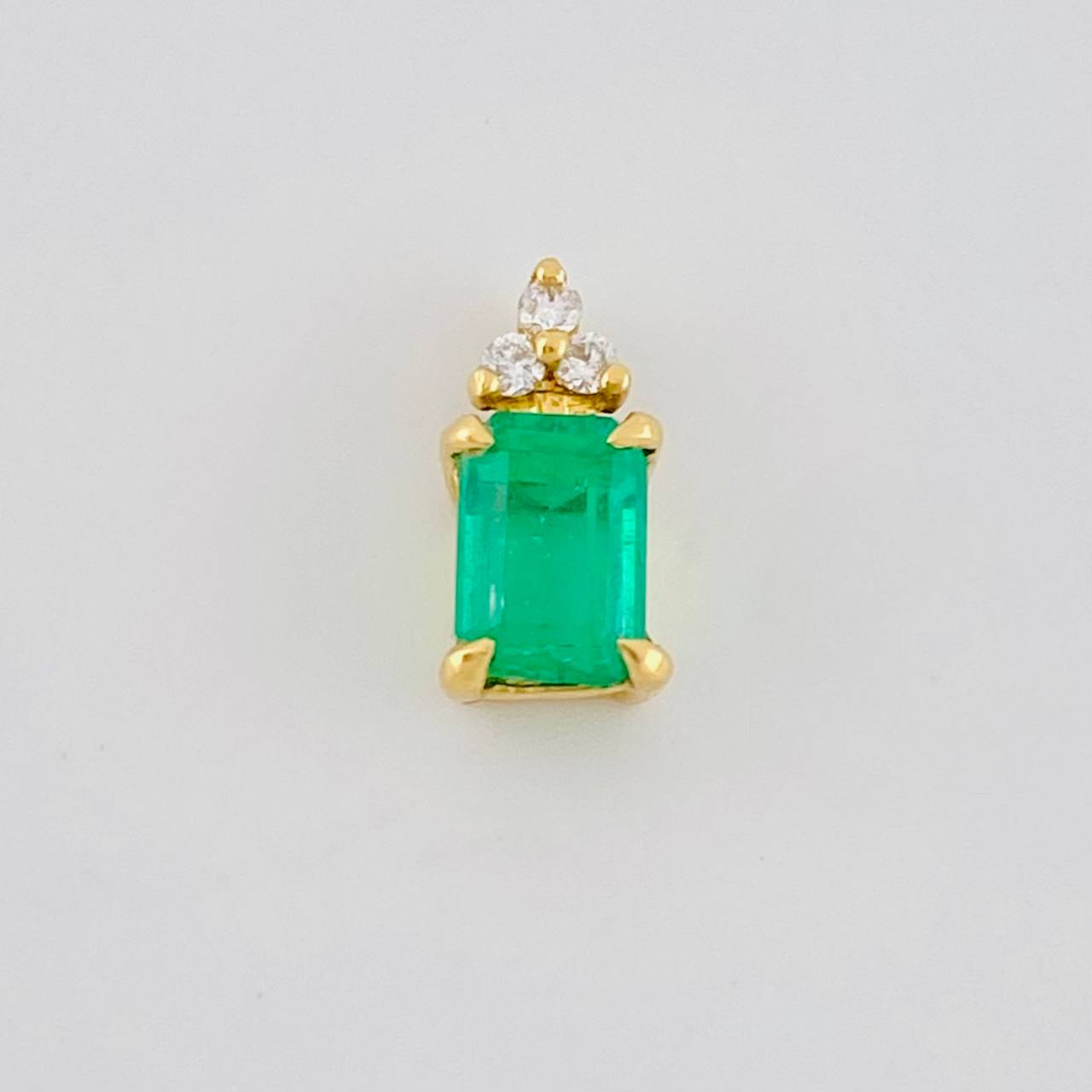 Dije Tri Cuadro 0.65gr / 1cm / Esmeraldas 0.60pts - Diamantes Blancos 0.01pts Oro Amarillo 18K (Joya) ©