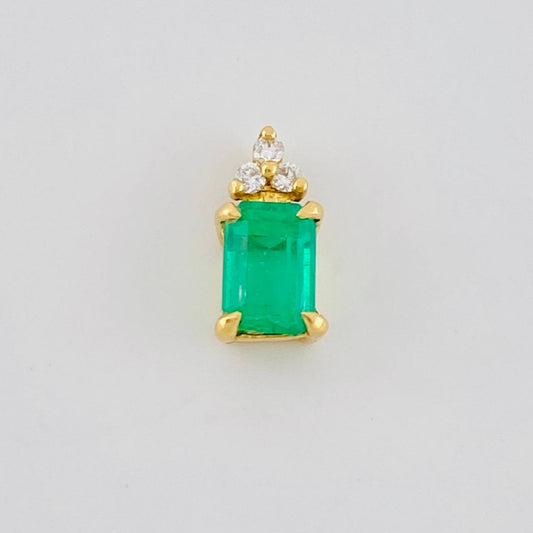 Dije Tri Cuadro 0.65gr / 1cm / Esmeraldas 0.60pts - Diamantes Blancos 0.01pts Oro Amarillo 18K (Joya) ©