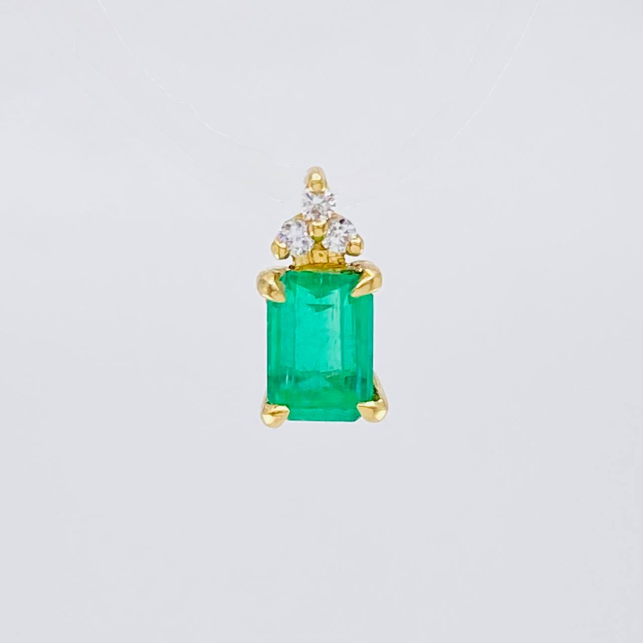 Dije Tri Cuadro 0.65gr / 1cm / Esmeraldas 0.60pts - Diamantes Blancos 0.01pts Oro Amarillo 18K (Joya) ©