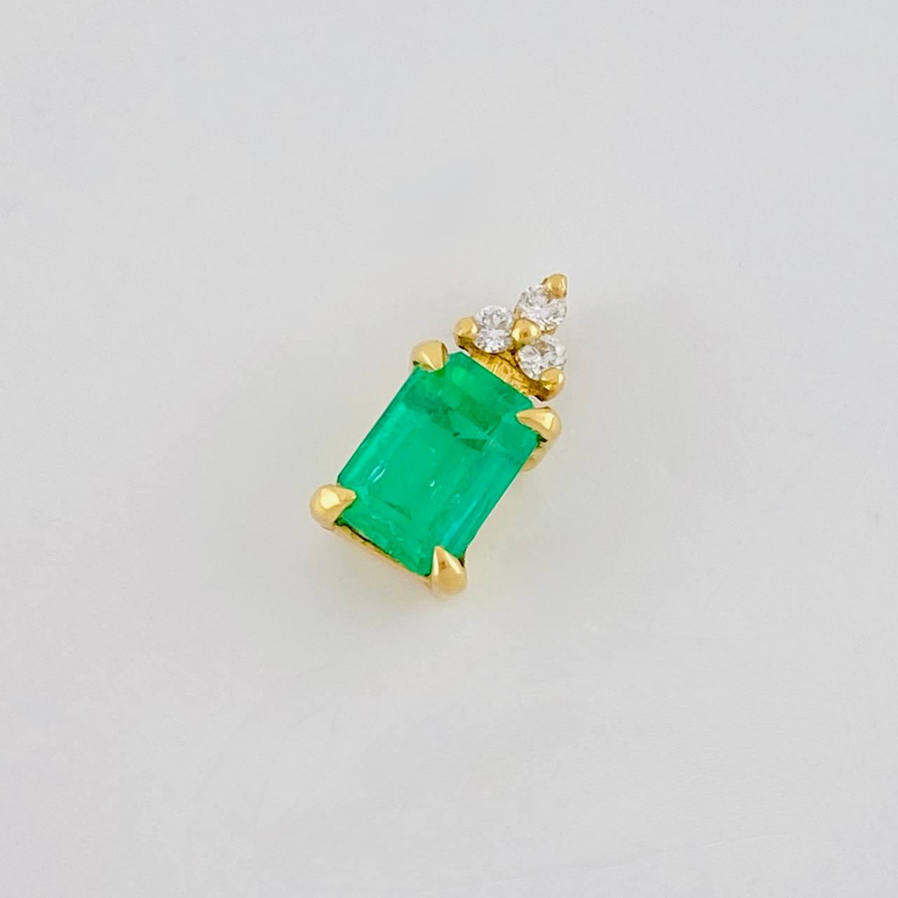 Dije Tri Cuadro 0.65gr / 1cm / Esmeraldas 0.60pts - Diamantes Blancos 0.01pts Oro Amarillo 18K (Joya) ©