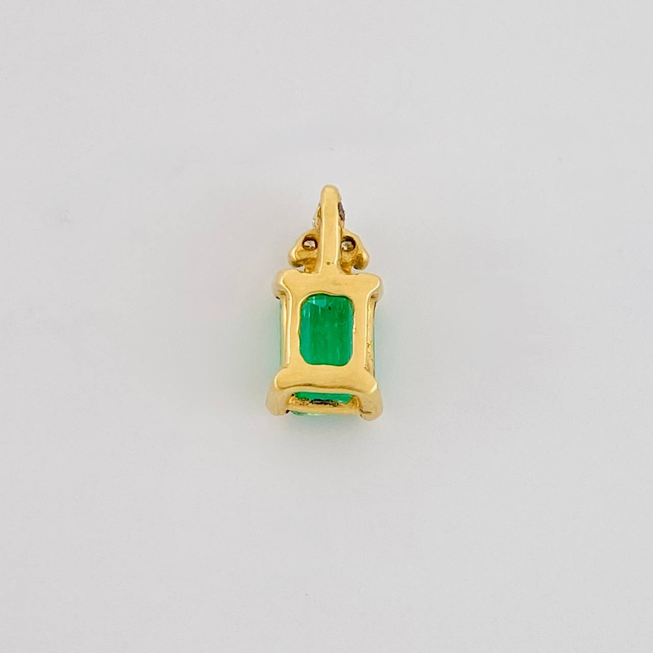 Dije Tri Cuadro 0.65gr / 1cm / Esmeraldas 0.60pts - Diamantes Blancos 0.01pts Oro Amarillo 18K (Joya) ©
