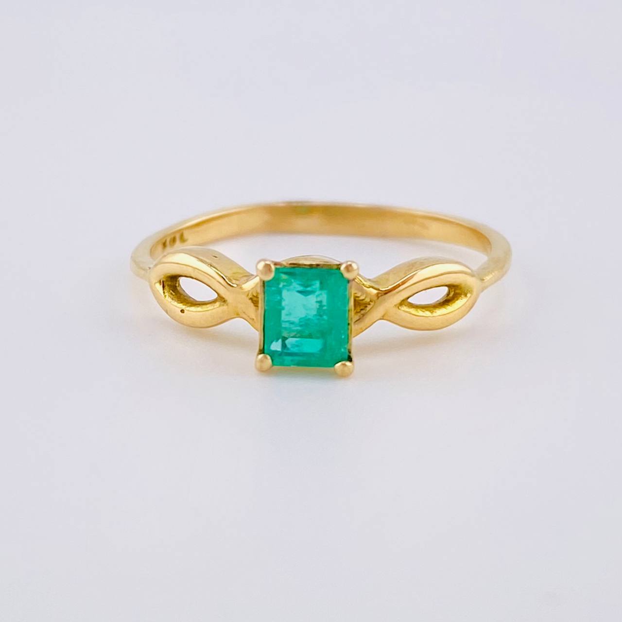Anillo Solitario Rectangular Triple Infinito 2.35gr / T7 1/4 / Esmeralda 15pts Oro Amarillo 18K (Joya) ©