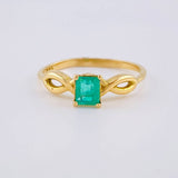 Anillo Solitario Rectangular Triple Infinito 2.35gr / T7 1/4 / Esmeralda 15pts Oro Amarillo 18K (Joya) ©