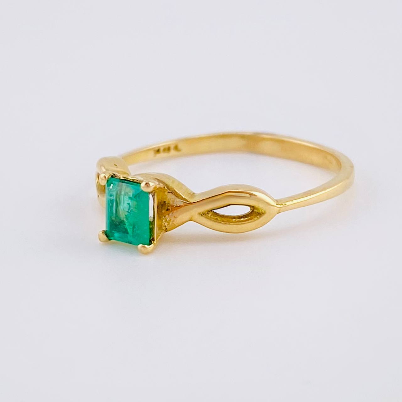 Anillo Solitario Rectangular Triple Infinito 2.35gr / T7 1/4 / Esmeralda 15pts Oro Amarillo 18K (Joya) ©
