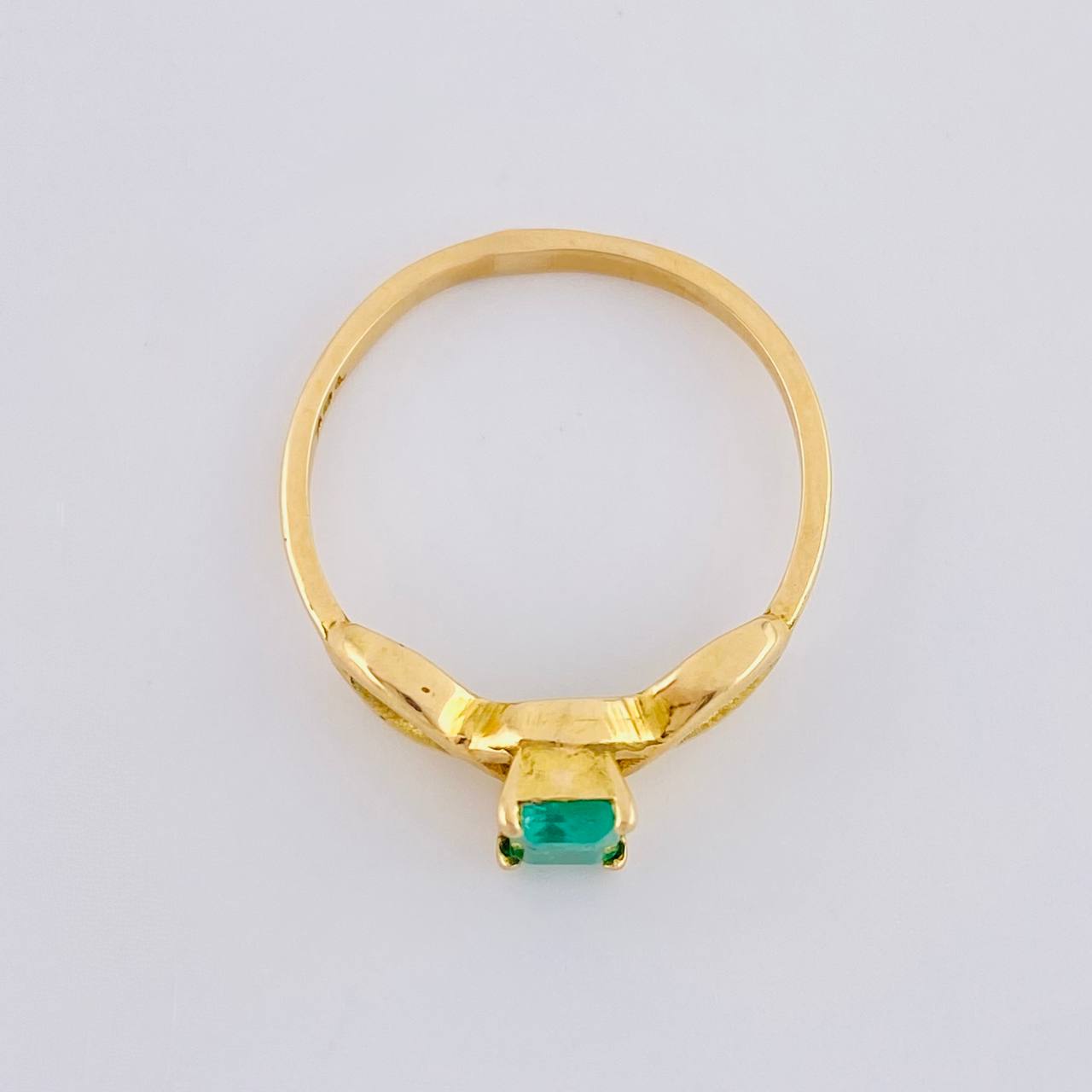 Anillo Solitario Rectangular Triple Infinito 2.35gr / T7 1/4 / Esmeralda 15pts Oro Amarillo 18K (Joya) ©