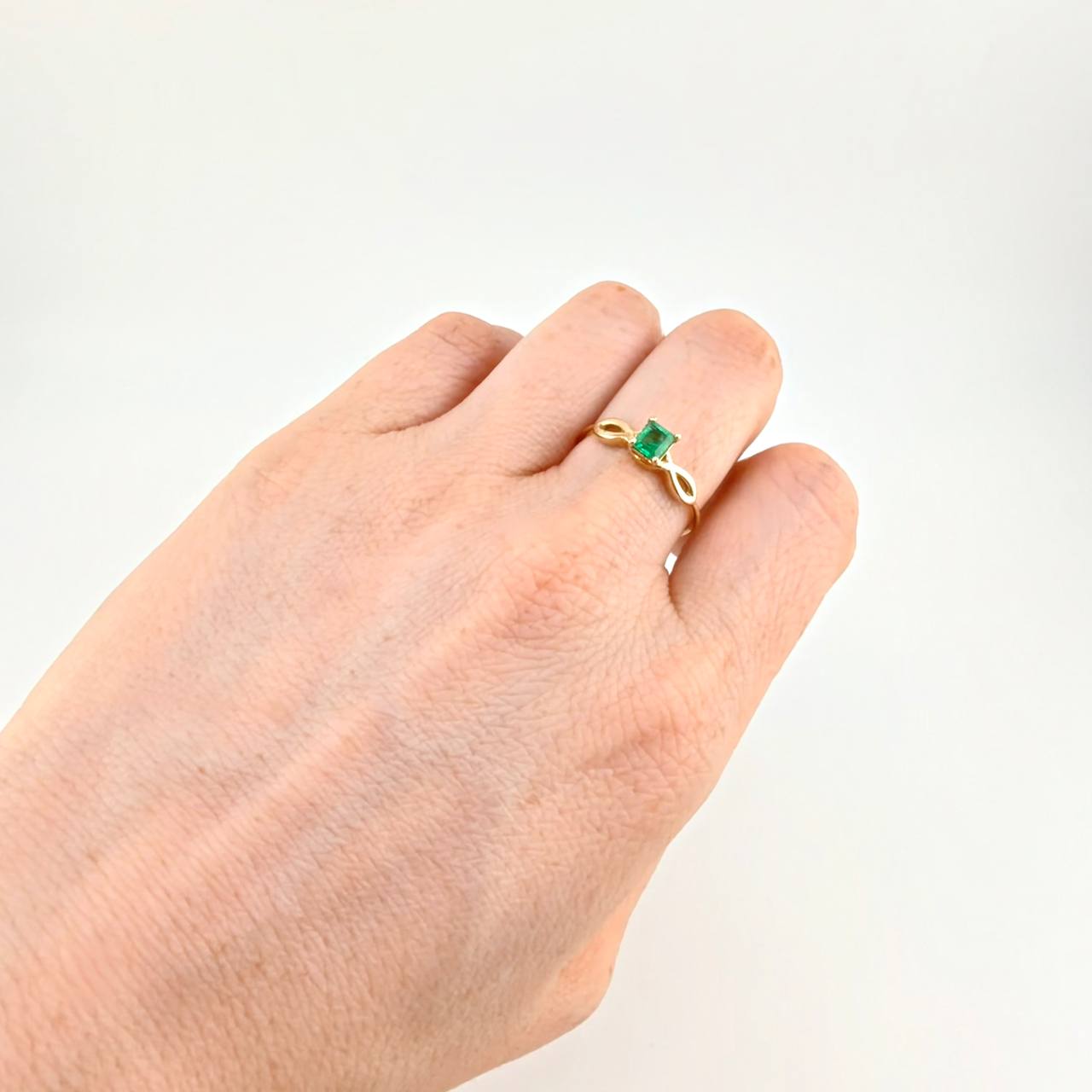 Anillo Solitario Rectangular Triple Infinito 2.35gr / T7 1/4 / Esmeralda 15pts Oro Amarillo 18K (Joya) ©