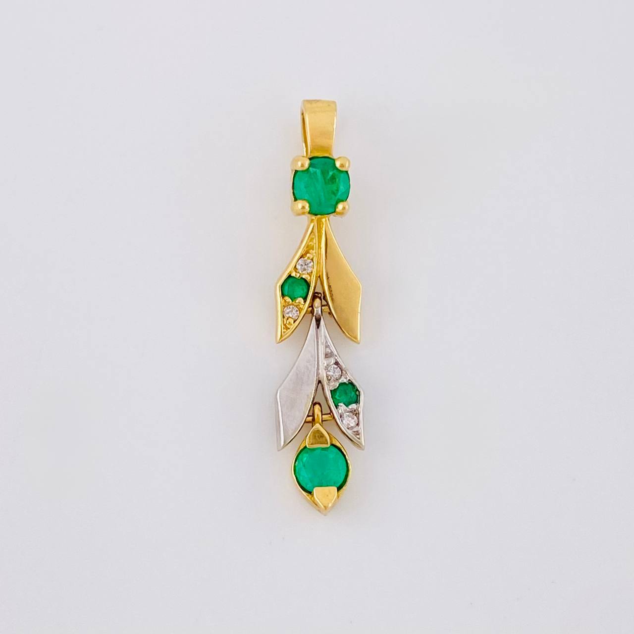 Dije Liana De Hojas 1.6gr / 2.8cm / Articulada Esmeraldas 32Ptos Diamante 5Pts Dos Oros Amarillo Blanco 18K (Joya) ©