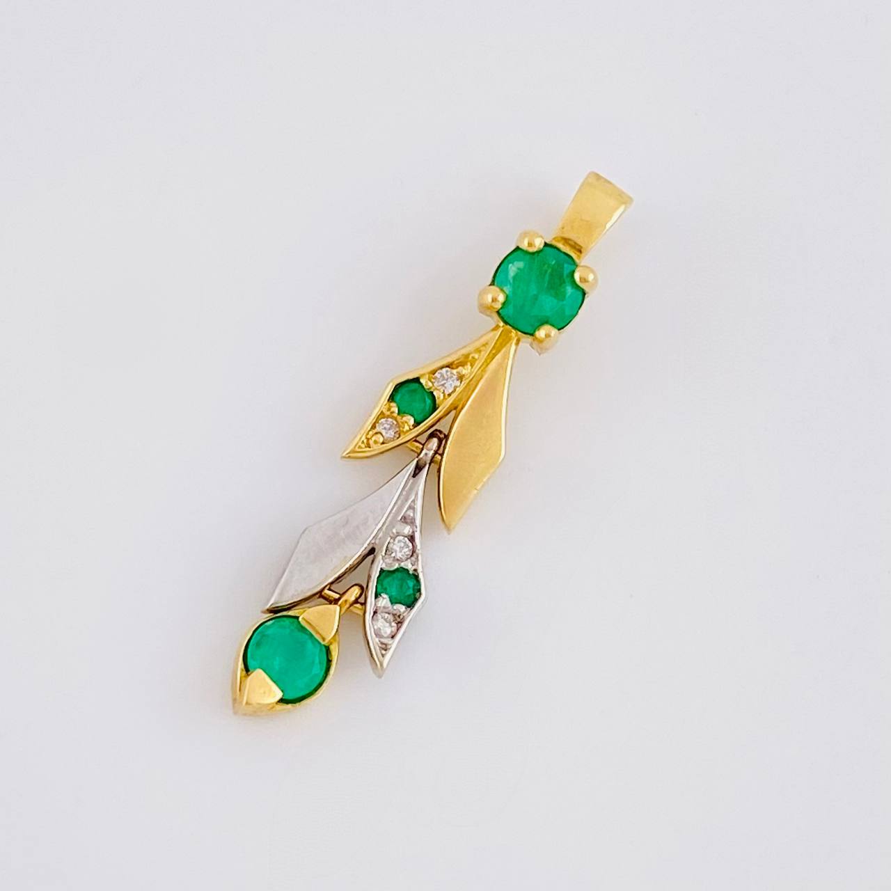 Dije Liana De Hojas 1.6gr / 2.8cm / Articulada Esmeraldas 32Ptos Diamante 5Pts Dos Oros Amarillo Blanco 18K (Joya) ©