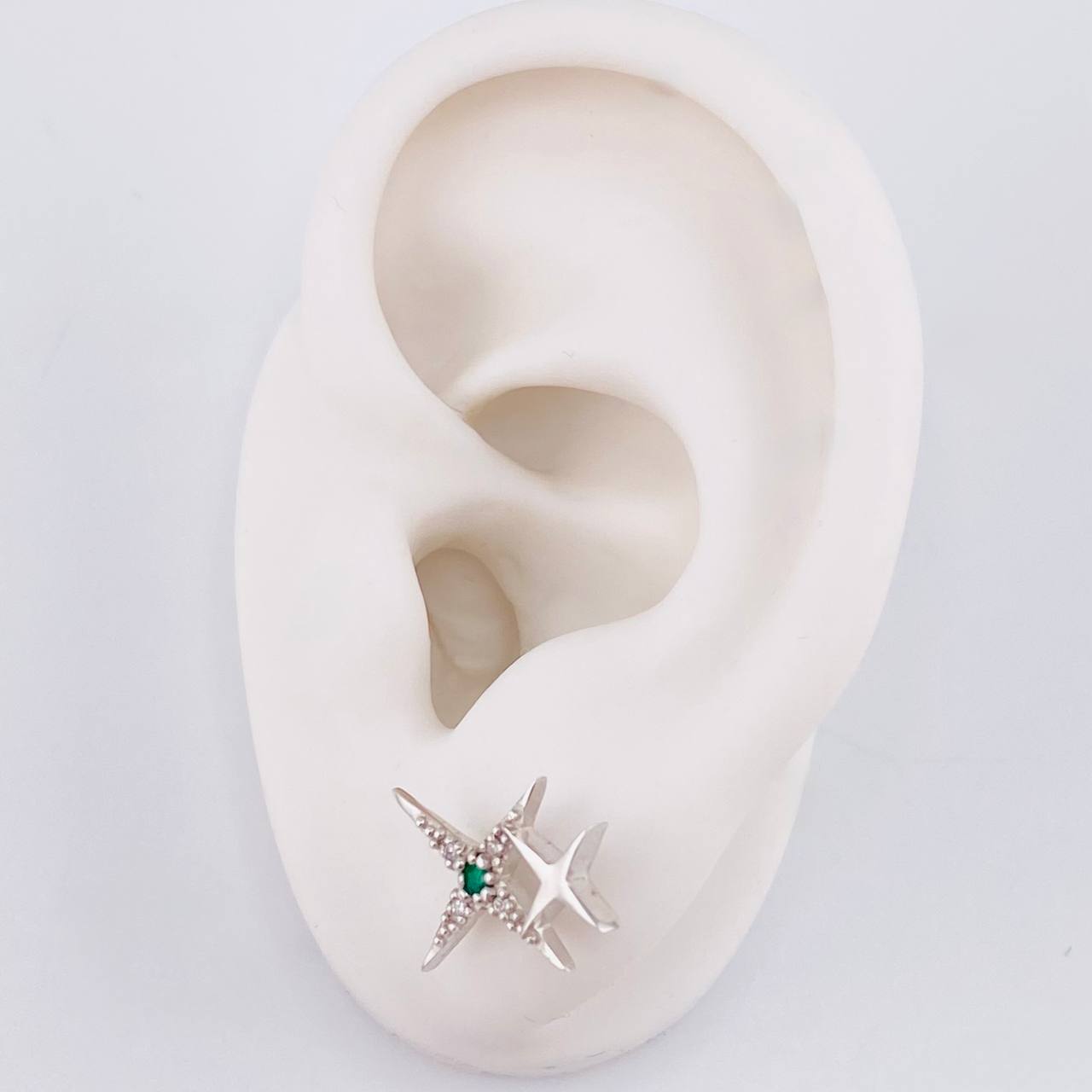 Topos Lucero 2.45gr / 1.5cm / Esmeraldas 6 pts - Diamantes Blancos 8 pts Oro Blanco (Joya) ©