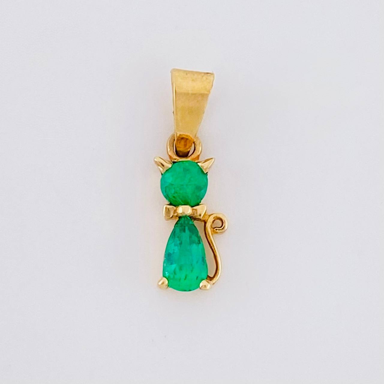 Dije Gato Esmeraldas 28pts 0.6gr / 1/2 in / Oro Amarillo 18K ©
