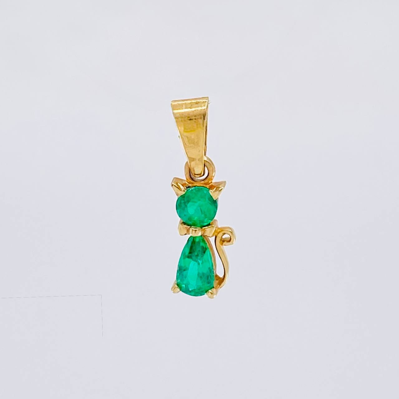 Dije Gato Esmeraldas 28pts 0.6gr / 1/2 in / Oro Amarillo 18K ©