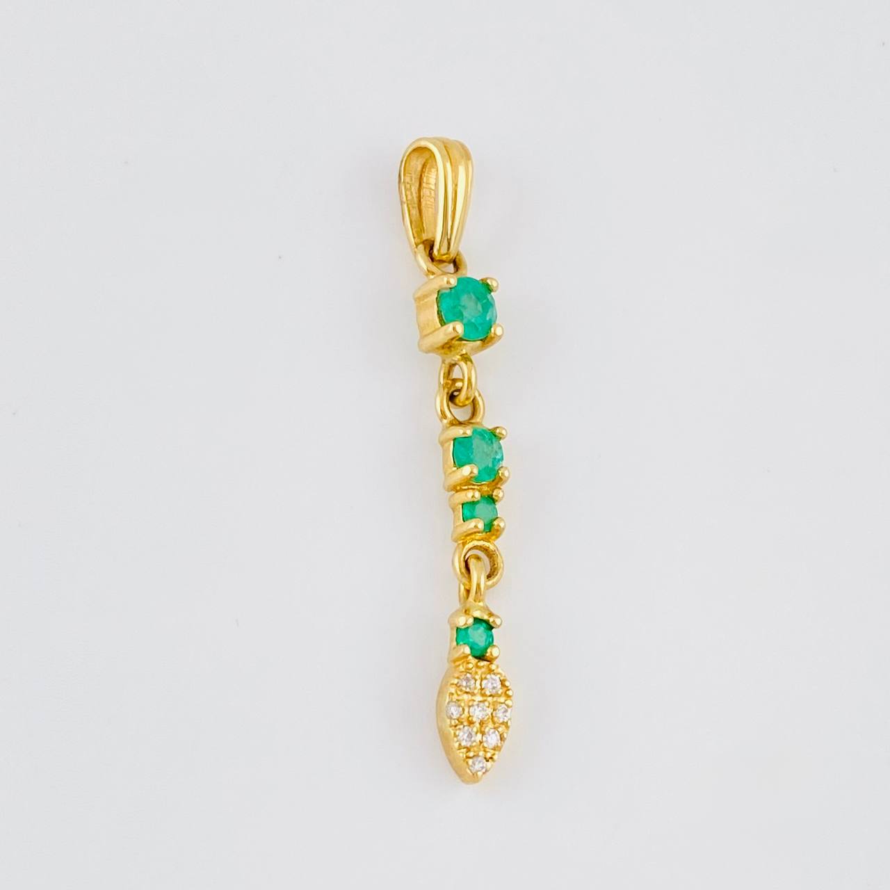 Dije Hoja Colgante Esmeraldas 41pts - Diamantes 10pts 2gr / 3.7cm / Oro 18K ©