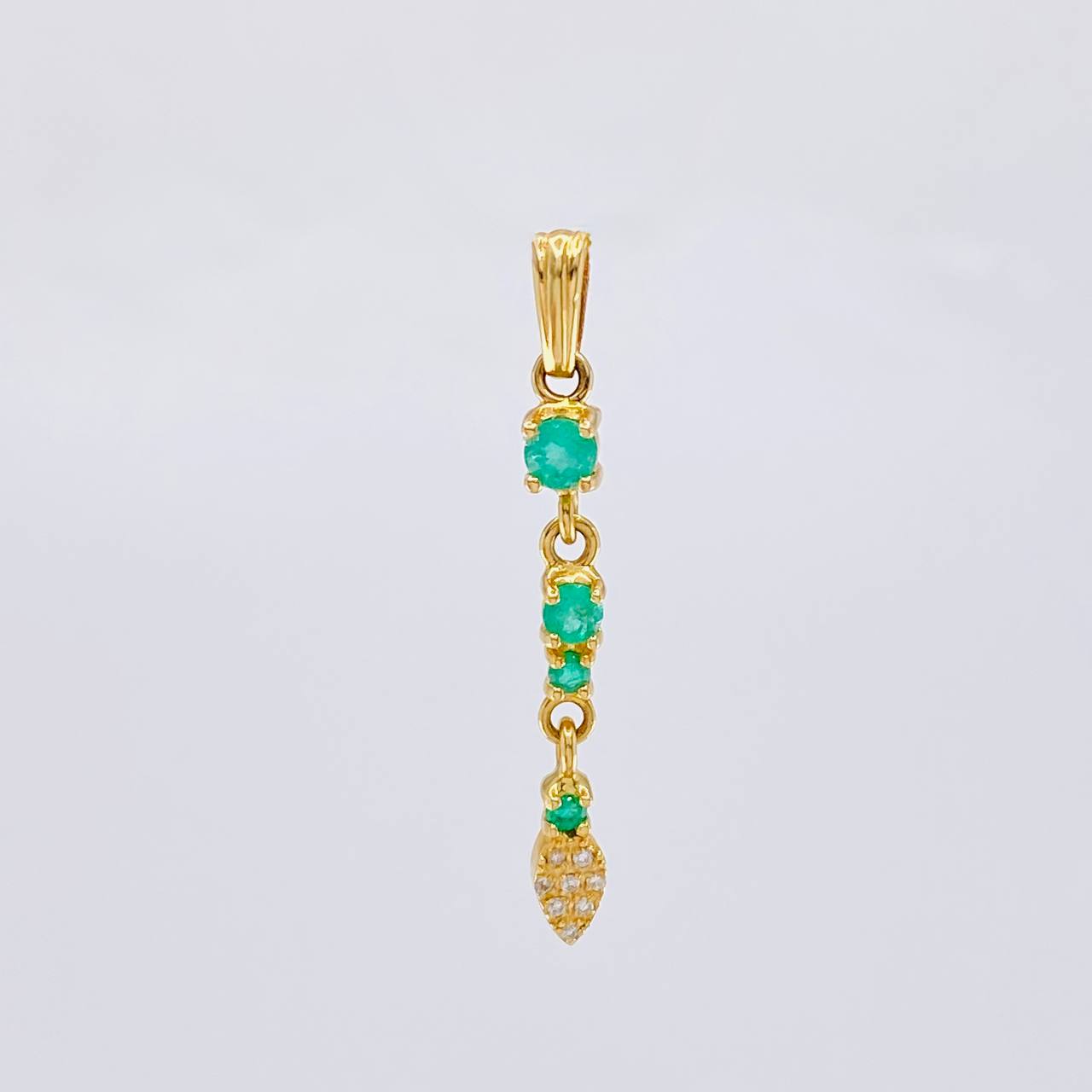 Dije Hoja Colgante Esmeraldas 41pts - Diamantes 10pts 2gr / 3.7cm / Oro 18K ©
