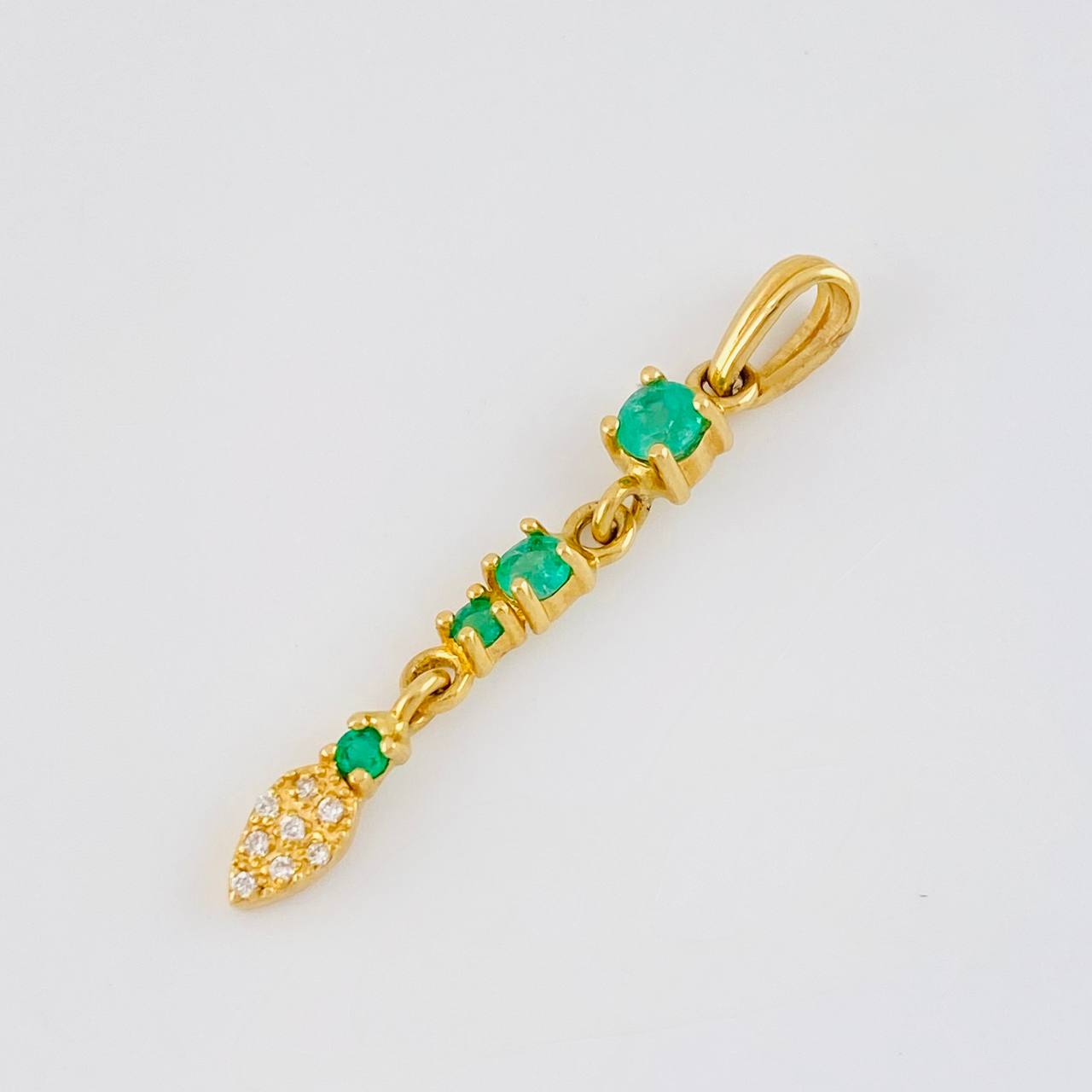 Dije Hoja Colgante Esmeraldas 41pts - Diamantes 10pts 2gr / 3.7cm / Oro 18K ©