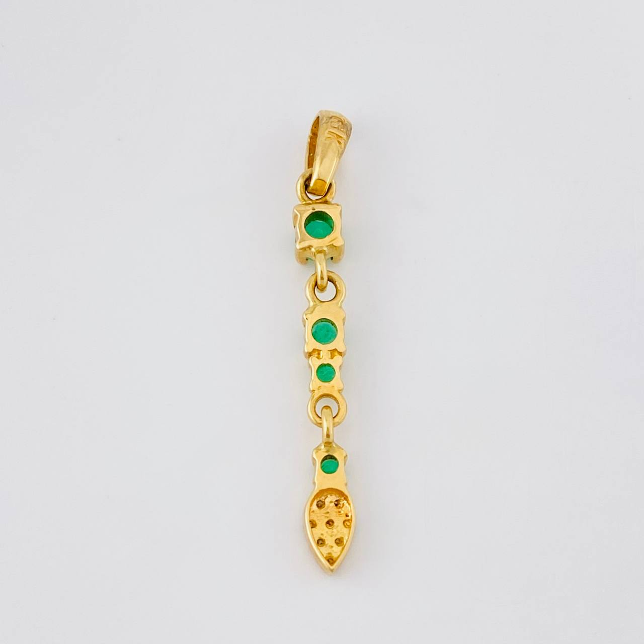 Dije Hoja Colgante Esmeraldas 41pts - Diamantes 10pts 2gr / 3.7cm / Oro 18K ©