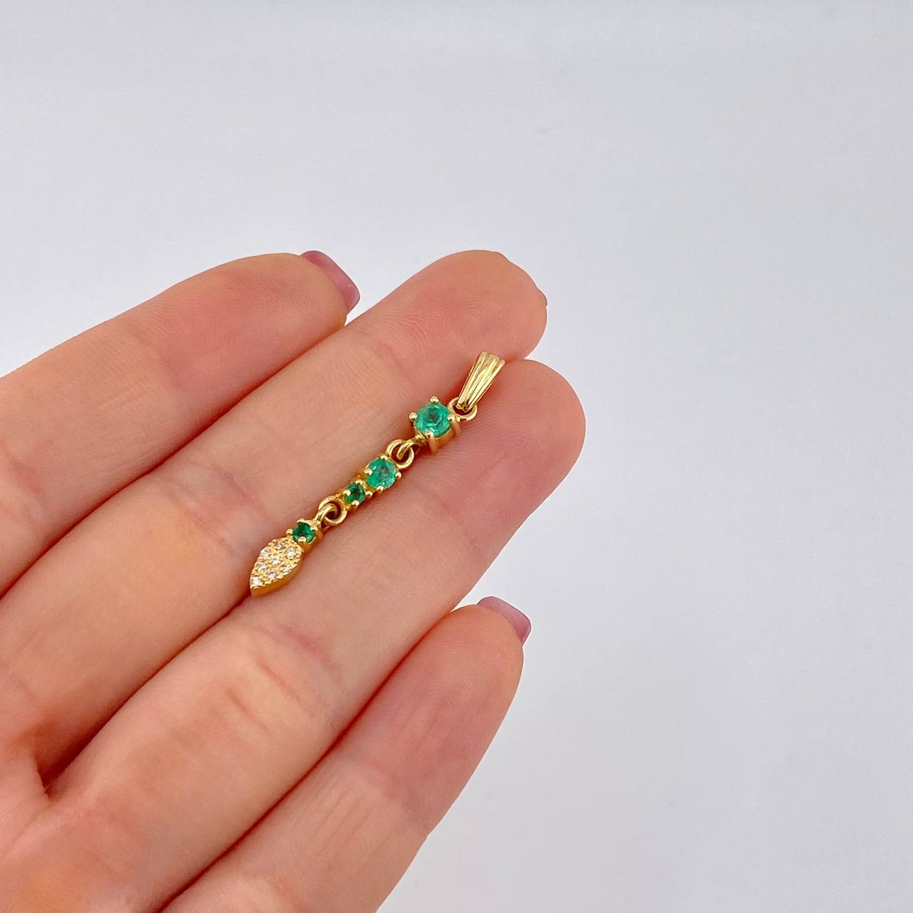 Dije Hoja Colgante Esmeraldas 41pts - Diamantes 10pts 2gr / 3.7cm / Oro 18K ©