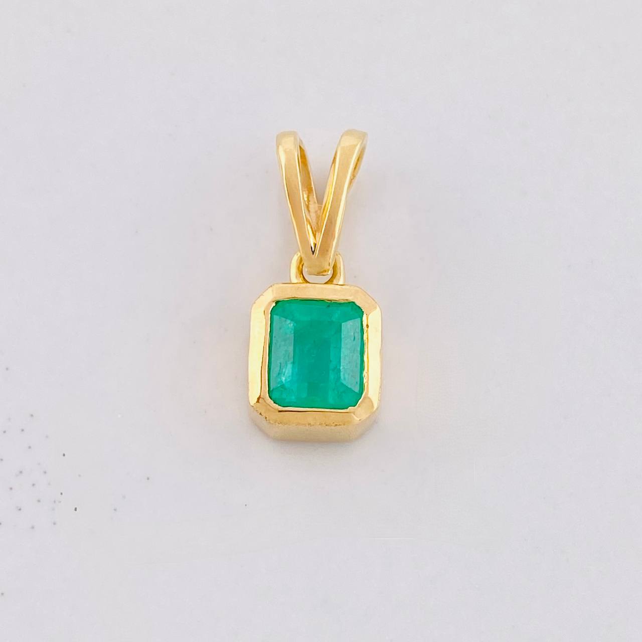 Dije Marco Cuadrado Esmeralda 90pts 1.55g / 1/2 in Oro Amarillo 18K