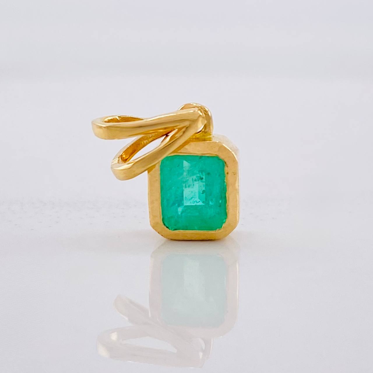 Dije Marco Cuadrado Esmeralda 90pts 1.55g / 1/2 in Oro Amarillo 18K