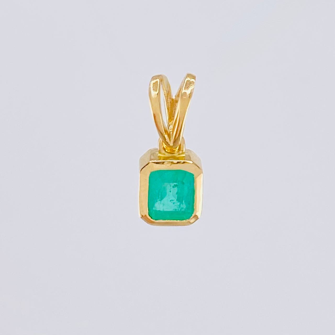 Dije Marco Cuadrado Esmeralda 90pts 1.55g / 1/2 in Oro Amarillo 18K