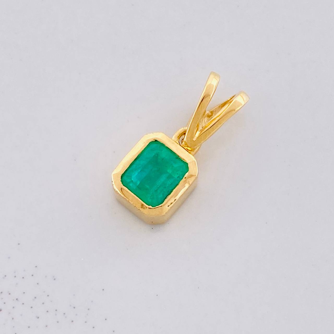 Dije Marco Cuadrado Esmeralda 90pts 1.55g / 1/2 in Oro Amarillo 18K
