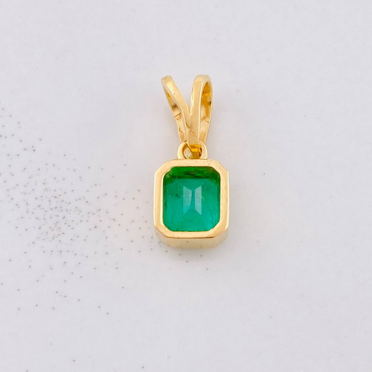 Dije Marco Cuadrado Esmeralda 90pts 1.55g / 1/2 in Oro Amarillo 18K