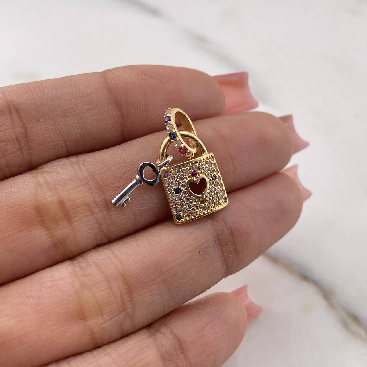 Pendant Lock 2.05gr / 2cm / Colored Zircons 18K Yellow Gold $